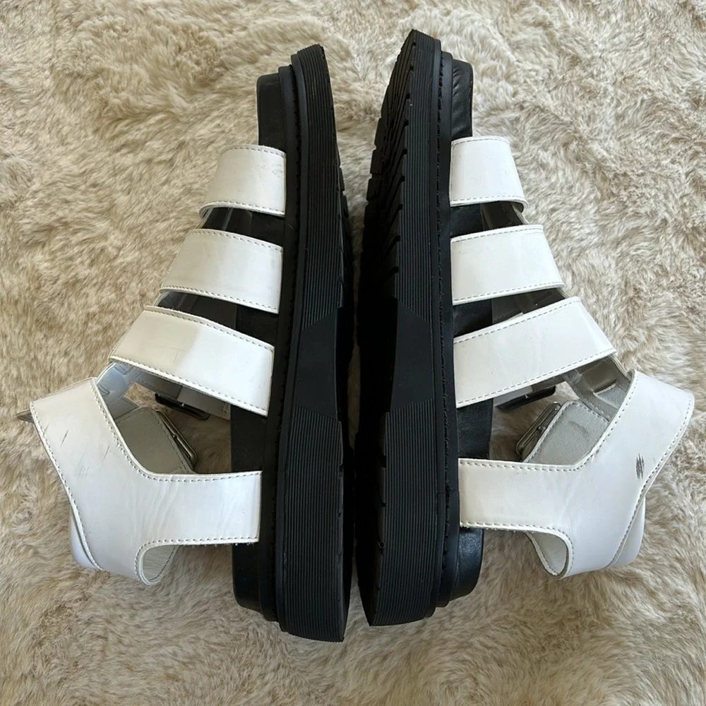 White and black chunky buckle sandals, size 8 - Picture 5 of 8